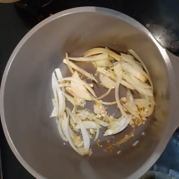 Tumis bawang bombay dan bawang putih sampai wangi dengan sisa margarin untuk menggoreng bola daging.