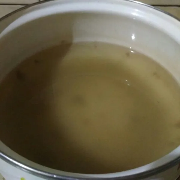 Dalam panci tuang agar-agar plain, gula pasir, garam dan air aduk hingga rata, nyalakan api masak hingga mendidih.