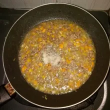 Tambahkan 50 ml air, garam, gula, lada dan kaldu bubuk. Aduk rata, masak sampai air surut.