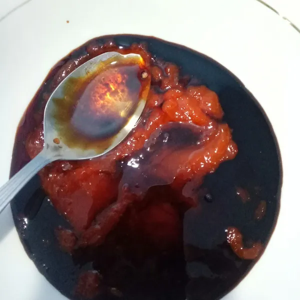 Campurkan semua bahan saos.