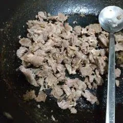 Campurkan daging dengan semua bahan ungkep. Ungkep selama 30 menit dengan api kecil. pastikan panci ditutup agar daging lebih empuk. Suwir suwir daging jika sudah matang.