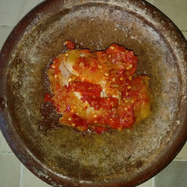 Geprek ayam dengan sambal. Angkat ke piring dan siap disajikan.