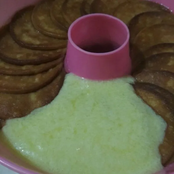 Tuang lapisan kuning diatas lapisan bening.