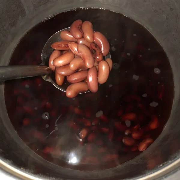 Rebus kacang merah hingga kalis.