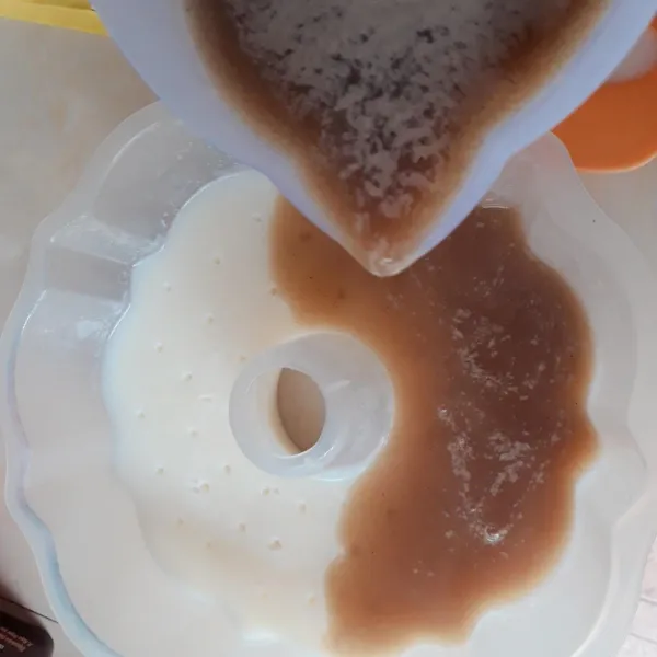 Tusuk2 puding susu yg sdh mengeras dg garpu. tuang puding kopi diatas puding susu. biarkan hingga mengeras.