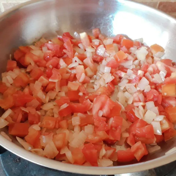 Untuk saus: tumis bawang putih dan bombay hingga berkaramel dan harum. Masukkan tomat tumis hingga tomat layu