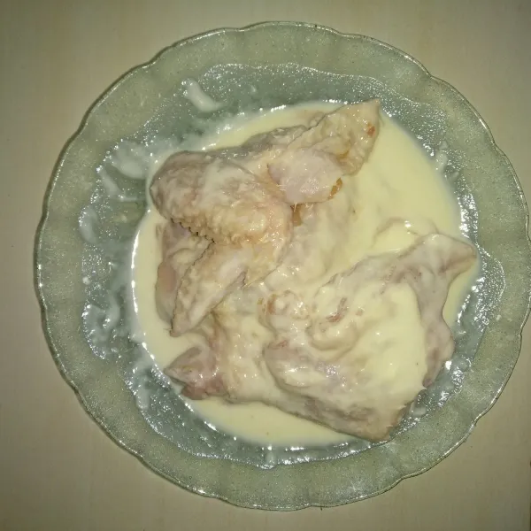 Dalam piring masukkan tepung terigu dan air aduk rata beri sedikit garam lalu masukkan potongan ayam hingga terlumuri dengan tepung basah secara merata.