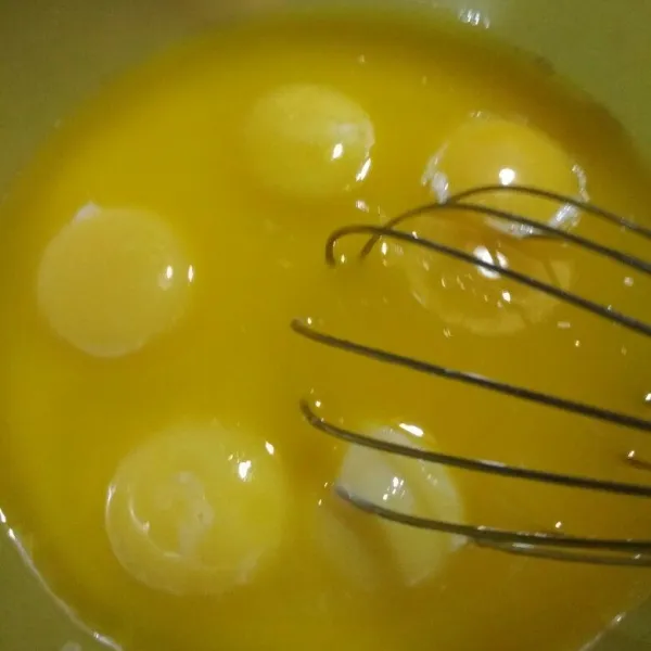 Pisahkan kuning dan putih telur, kocok lepas kuning telur, rhum bakar, SKM, dan cairan  dalam panci aduk rata agar-agar, gula pasir dan garam masak hingga mendidih.