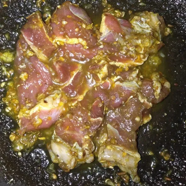 Masukkan daging kedalam bumbu halus, tambahkan air aduk rata. Biarkan 15 menit.