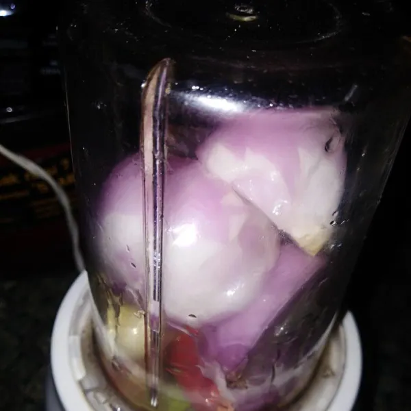 Haluskan bumbu.