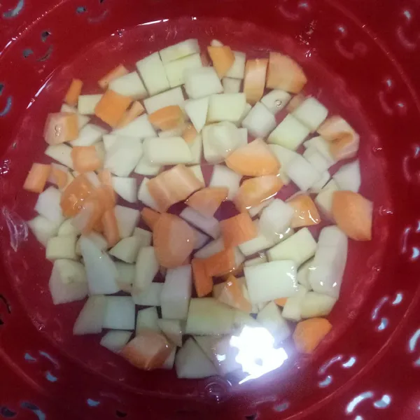 Potong dadu wortel dan kentang.