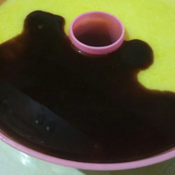 Tuang dalam panci agar-agar coklat, gula, air aduk hingga rata setelah mendidih matikan api masukkan potongan DCC dan rhum bakar aduk hingga rata.