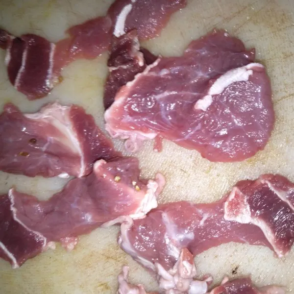 Potong daging mengikuti serat.