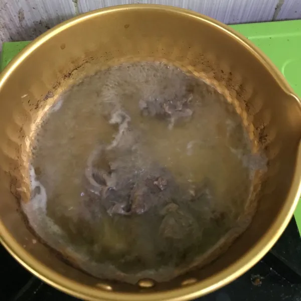 Rebus daging kambing hingga empuk.