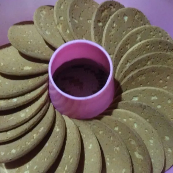 Tata biskuit Marie didasar loyang.