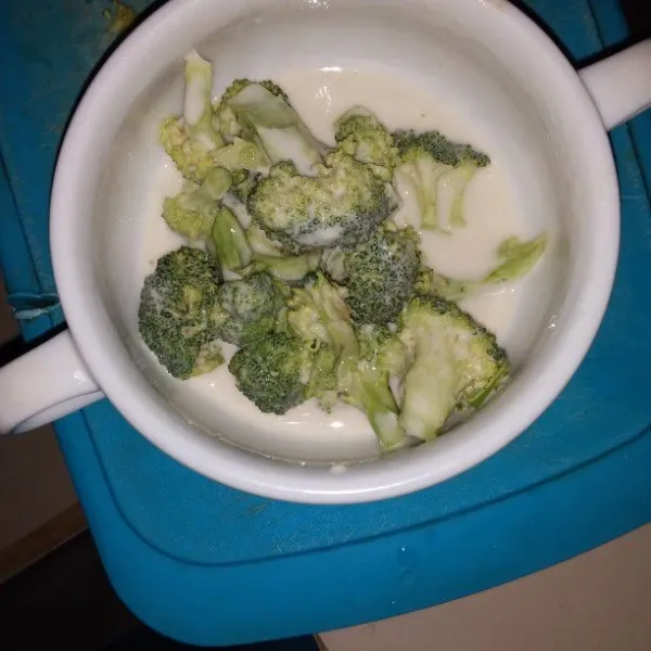 Campurkan tepung adonan kering dan air. Aduk hingga tidak menggumpal. Celupkan brokoli, tiriskan.