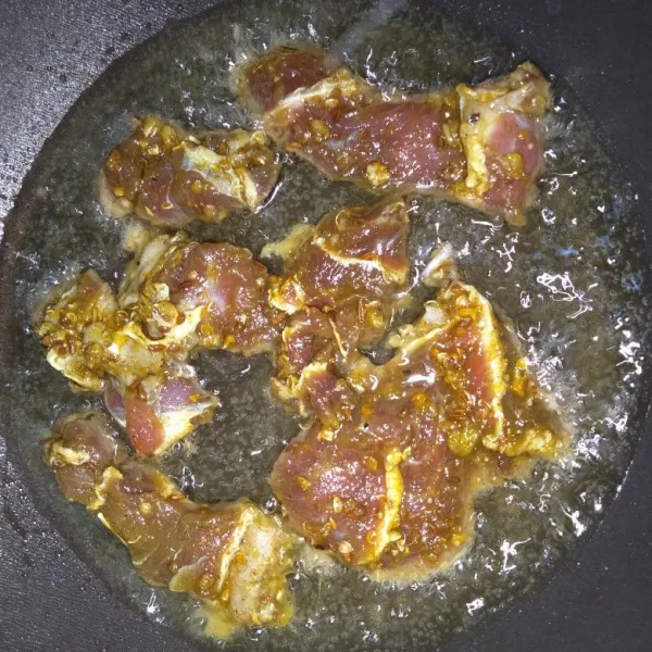 Panaskan minyak, goreng empal hingga kecokelatan. Jangan terlalu lama nanti gosong.