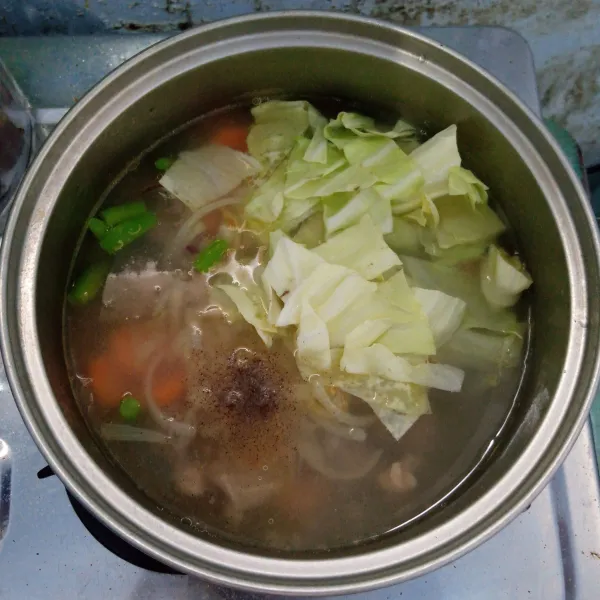 Masukkan kedalam rebusan bola-bola daging. Tambahkan kubis,gula,garam dan lada bubuk. Aduk rata. Masak sampai mendidih.