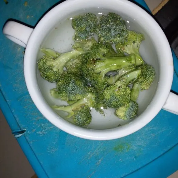 Rendam brokoli dengan air garam 10 menit. Kemudian bilas dengan air mengalir.