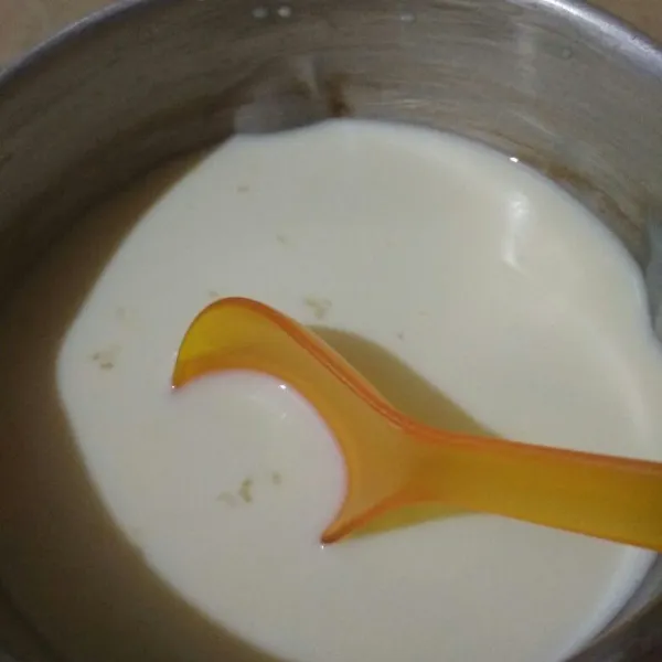Vla Vanila : Dalam bowl tambahkan semua bahan aduk hingga rata dan mengental, matikan api tambahkan rhum bakar aduk hingga rata, setelah uap panas hilang simpan di kulkas.