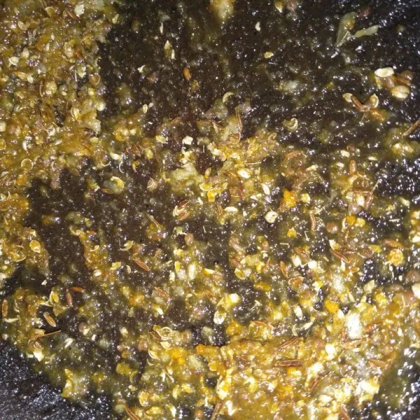 Uleg bumbu hingga halus.