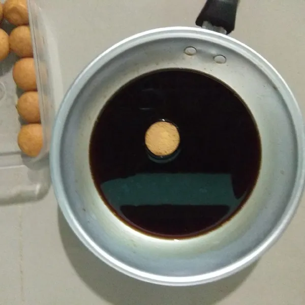 Celupkan biskuit telur kedalam larutan kopi, lalu tata dalam wadah.