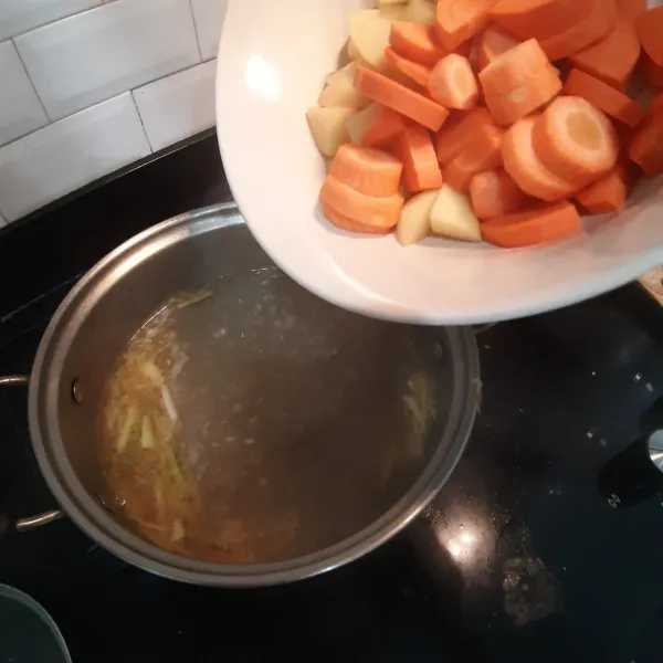 Masukkan wortel dan kentang masak sampai setengah empuk.