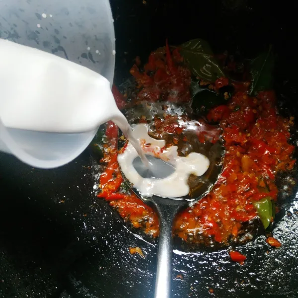 Tambahkan santan, masak hingga matang, koreksi rasa.