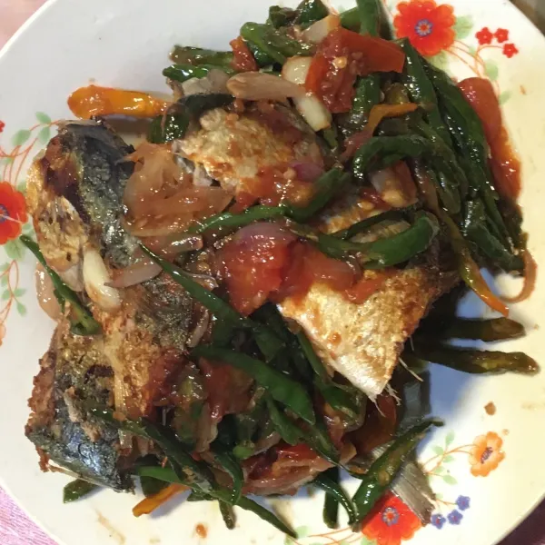 Setelah cabe masak, tuangkan cabe di atas ikan. Ikan kembung cabe hijau siap dihidangkan.