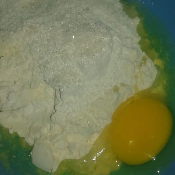 Dalam wadah, campur tepung terigu, tepung beras, garam, gula pasir dan telur. Aduk rata.