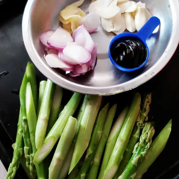 Siapkan bahan bumbu cuci bersih asparagus dan potong menurut selera.