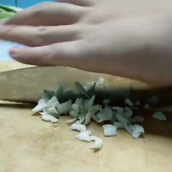 Potong cacah bawang putih.