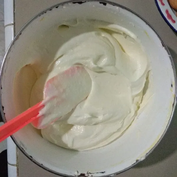 Siapkan wadah yang besar, masukan mascarpone lalu aduk sebentar menggunakan spatula. Kemudian campur dengan whipping cream, kuning telur dan putih telur yang tadi, aduk rata.