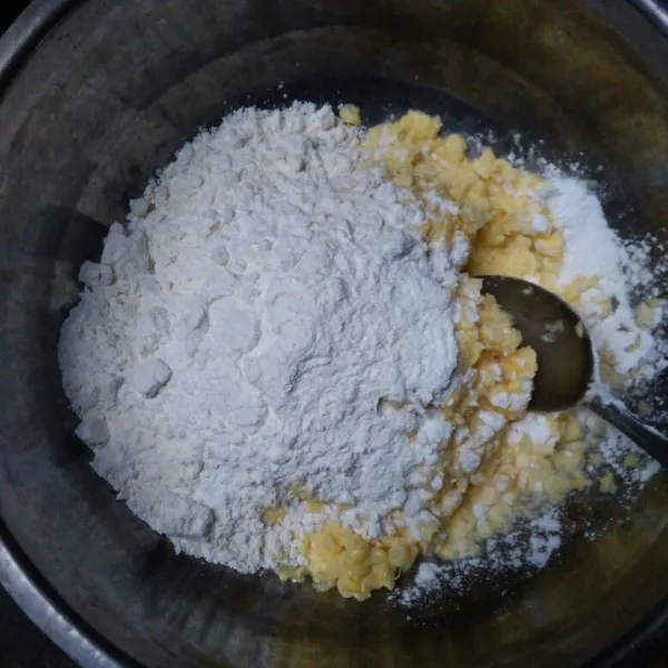 Tambahkan tepung terigu dan tepung beras, aduk rata.