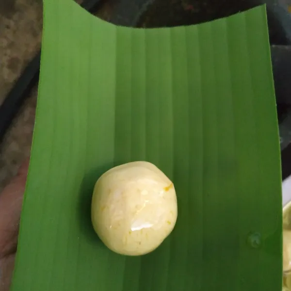 Setelah dicelup di minyak goreng, letakkan diatas daun pisang