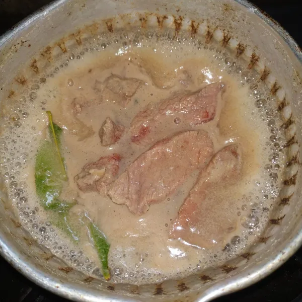 Masak daging dengan bumbu ungkep (saya pakai metode 5.30.7).