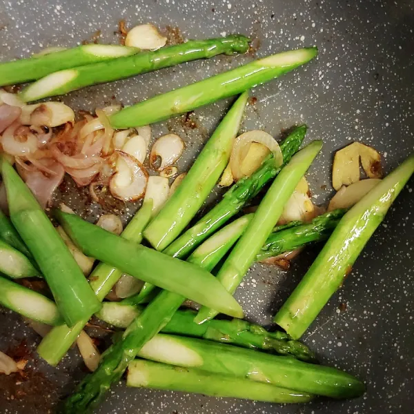 Masukkan asparagus masak hingga layu dan matang.