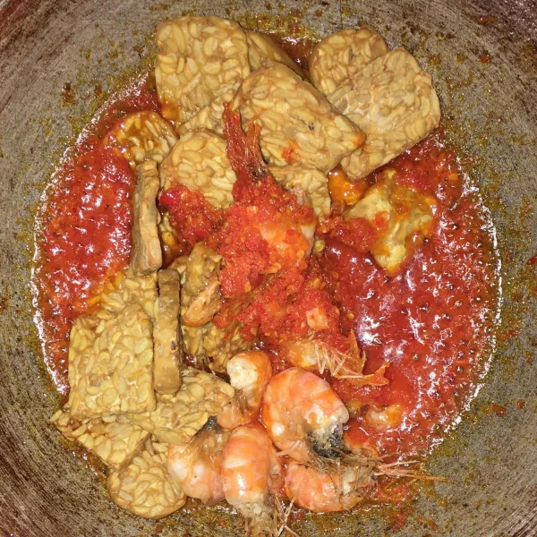 Jika cabe sudah hampir matang, masukkan tempe dan udang ke dalam cabe lalu masak hingga cabe, udang, dan tempe tercampur rata.