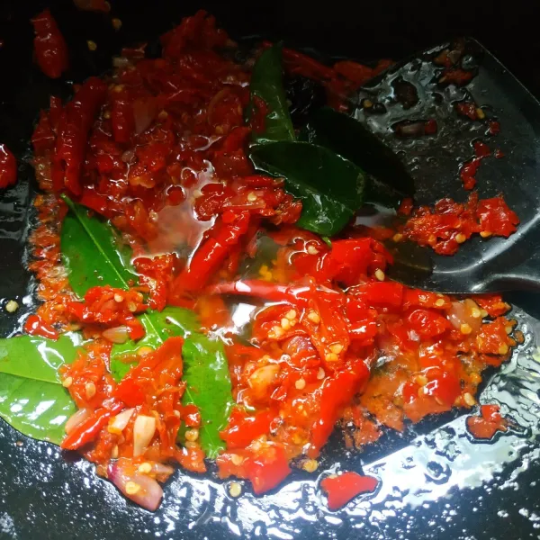 Kemudian tumis bersama daun salam dan daun jeruk.