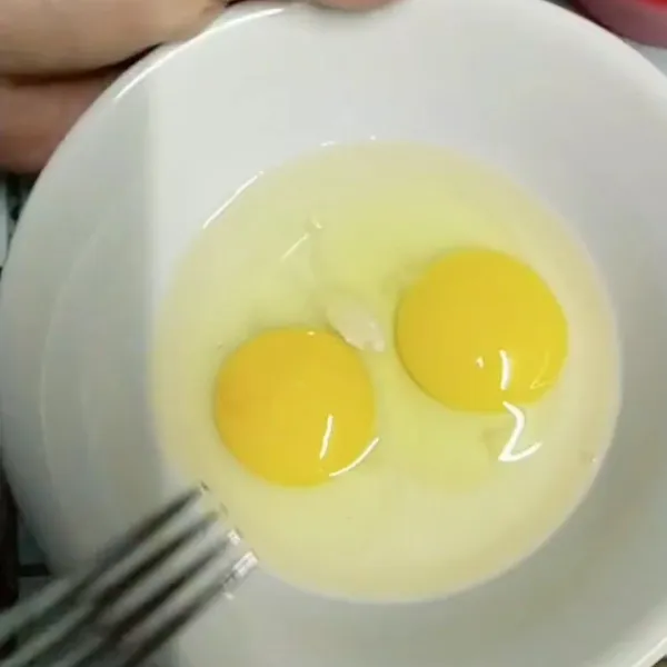 Kocok 2 butir telur.