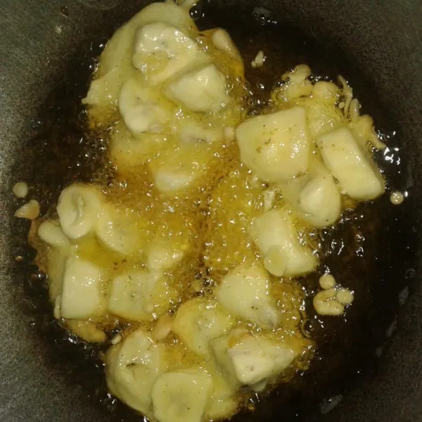 Panaskan minyak goreng cukup banyak, lalu tuang 1centong sayur adonan pisang kedalam minyak panas. Lakukan beberapa kali. Goreng sampai matang dan berwarna kecoklatan dikedua sisinya. Angkat. Tiriskan. Sajikan selagi hangat.