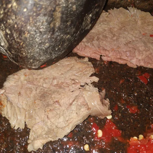 Pipihkan daging dengan cara digeprek.