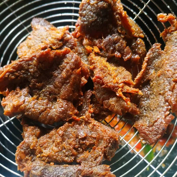 Angkat dan tiriskan.