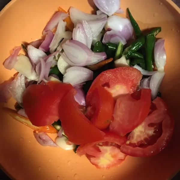 Iris bawang merah, bawang putih, tomat, dan cabe hijau. Untuk cabe hijau diiris memanjang.