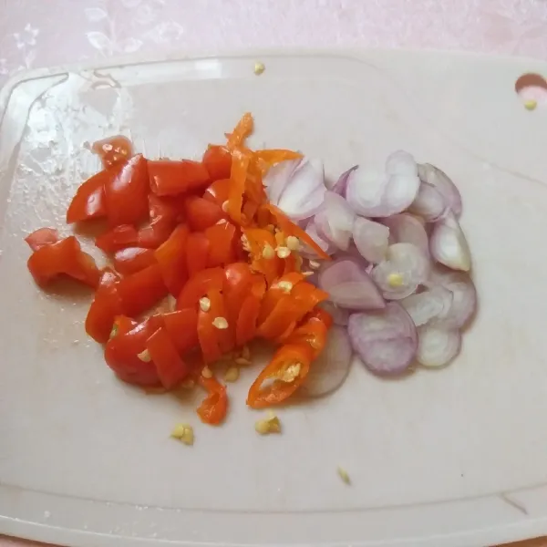 Siapkan sambal kecap, iris bawang, cabai rawit, dan potong dadu tomat.