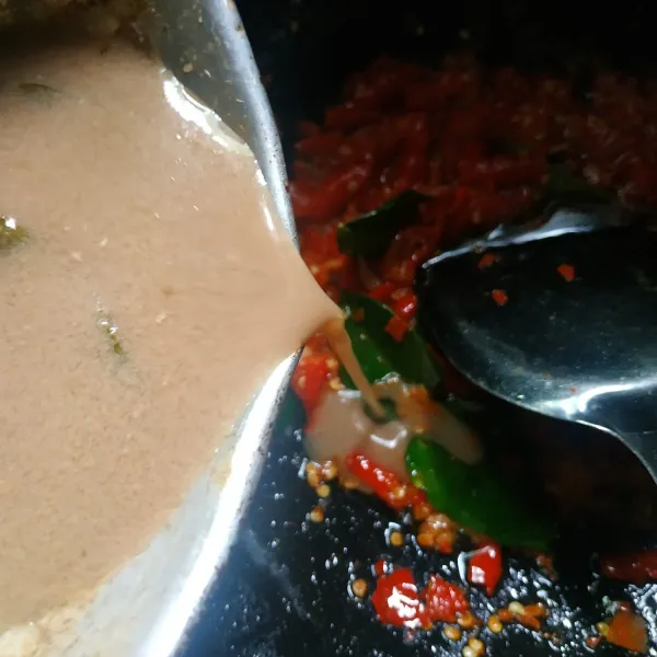 Tambahkan air bekas ungkepan daging.