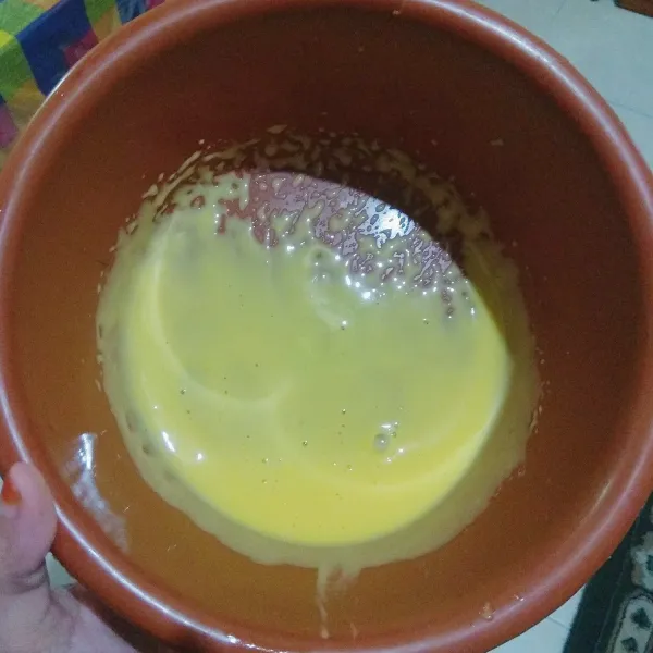 Pindahkan kuning telur yang sudah dimasak ke dalam wadah, masih dalam keadaan hangat, mixer kuning telur sampai mengembang. Sisihkan.