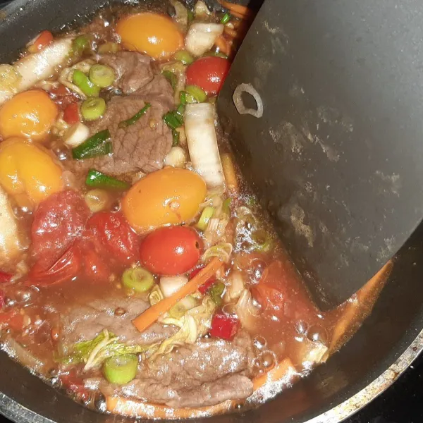 Hancurkan tomat ceri merah tapi biarkan yang kuning untuk menjadi perasa asam, lalu masak hingga air menyusut. Hidangkan. :)