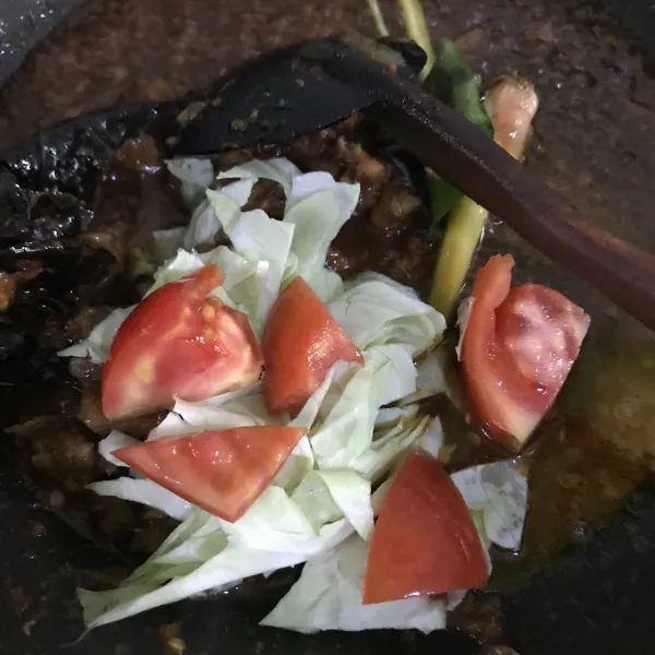 Masukkan potongan kol dan tomat. Masak hingga kuah mengental dan kol layu. Sajikan dengan irisan kol diatasnya.