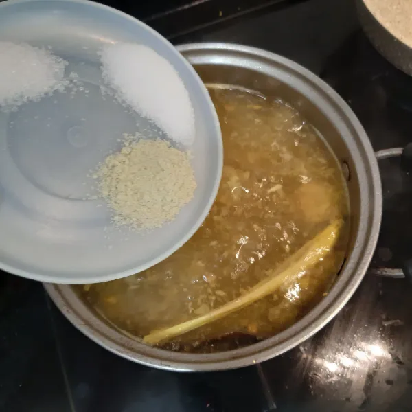 Tambahkan gula pasir, garam dan kaldu bubuk lalu aduk rata.